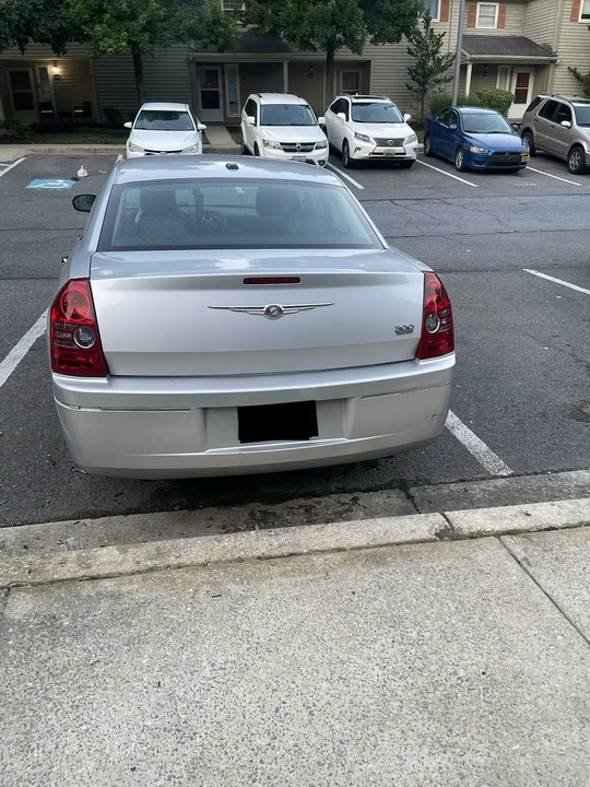 2010 Chrysler 300 (2005-2023) - Image 3 of 4