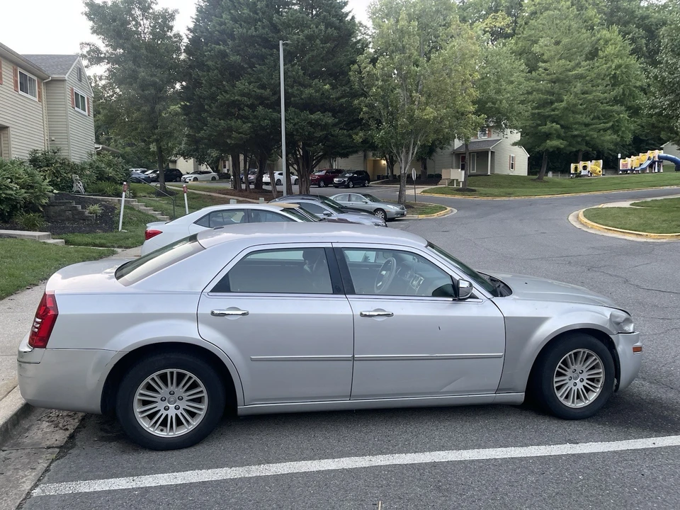 2010 Chrysler 300 (2005-2023) - Image 4 of 4