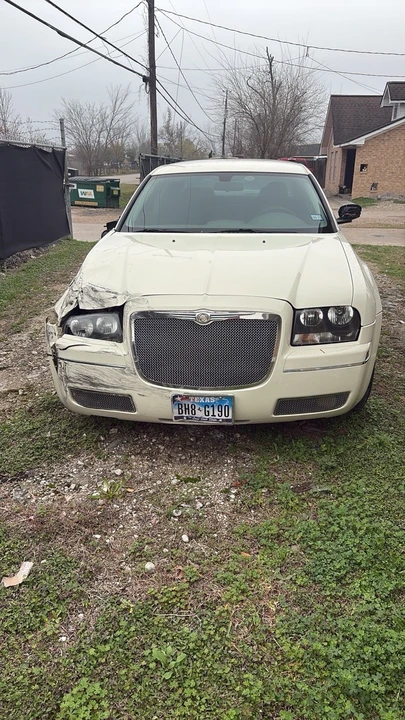 2010 Chrysler 300 (2005-2023) - Image 4 of 21