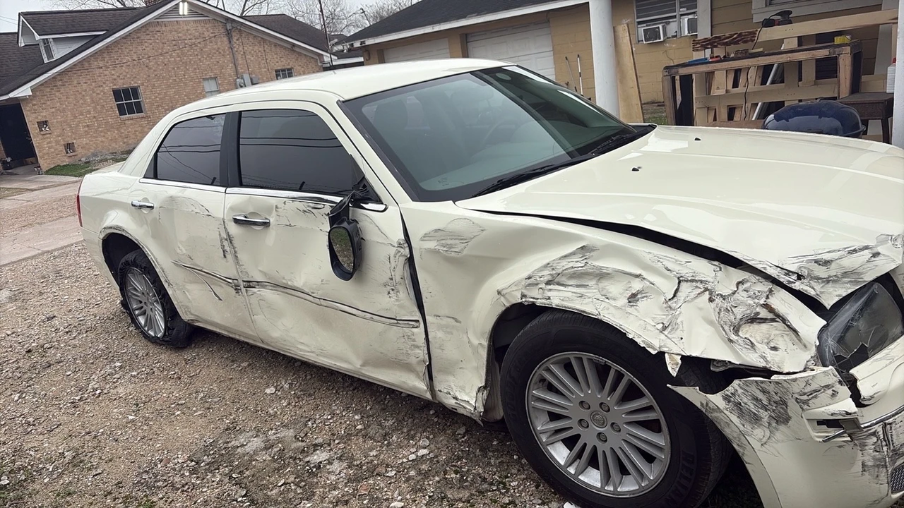 2010 Chrysler 300 (2005-2023) - Image 3 of 21