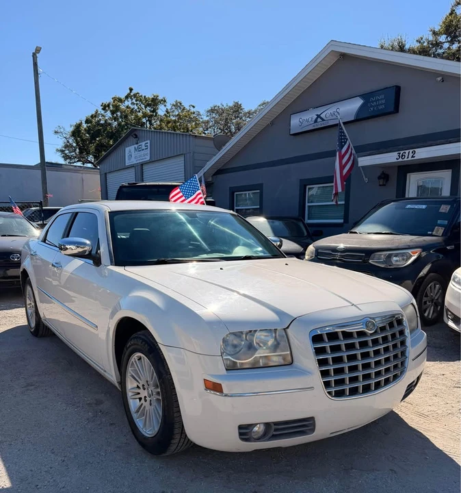 2010 Chrysler 300 (2005-2023) - Image 9 of 17