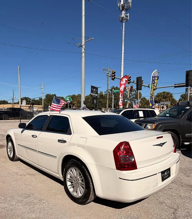 2010 Chrysler 300 (2005-2023) - Image 4 of 17