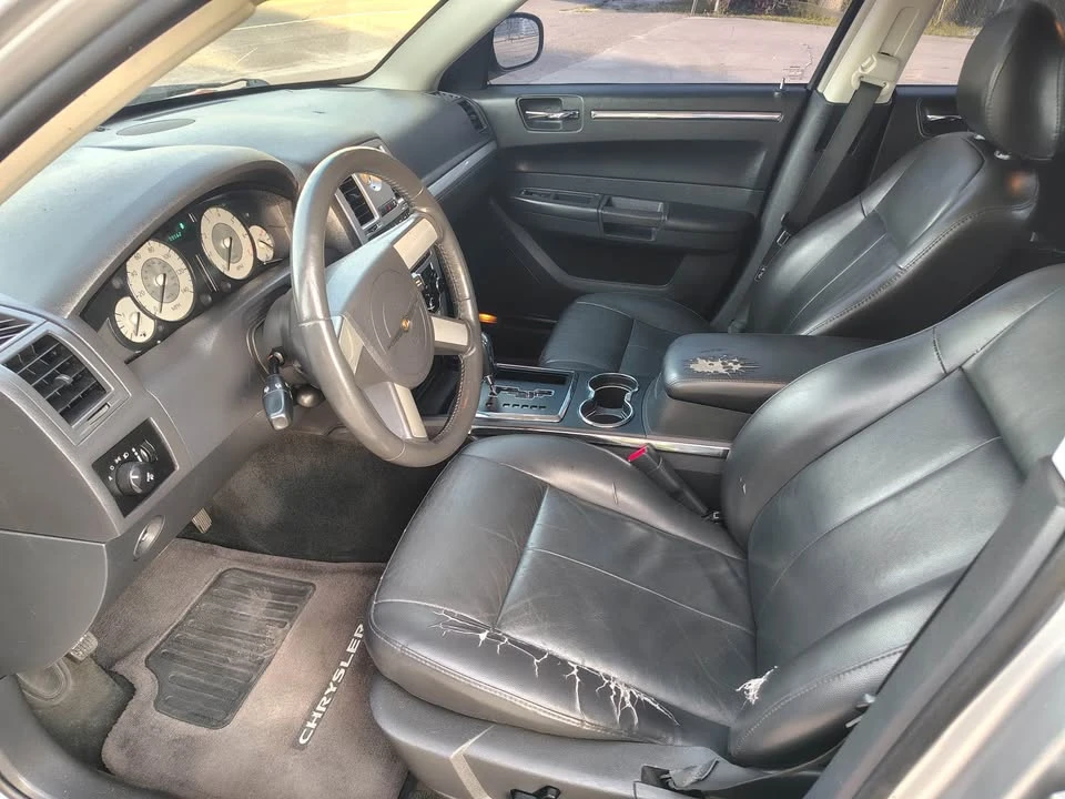 2010 Chrysler 300 (2005-2023) - Image 3 of 10
