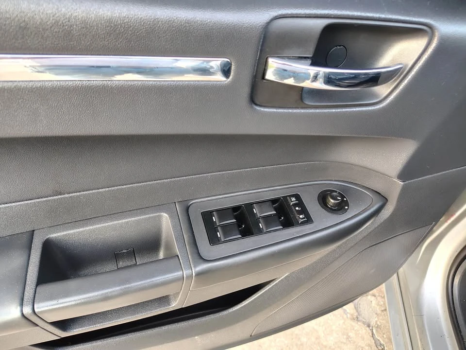 2010 Chrysler 300 (2005-2023) - Image 7 of 10