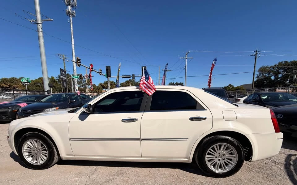 2010 Chrysler 300 (2005-2023) - Image 10 of 17