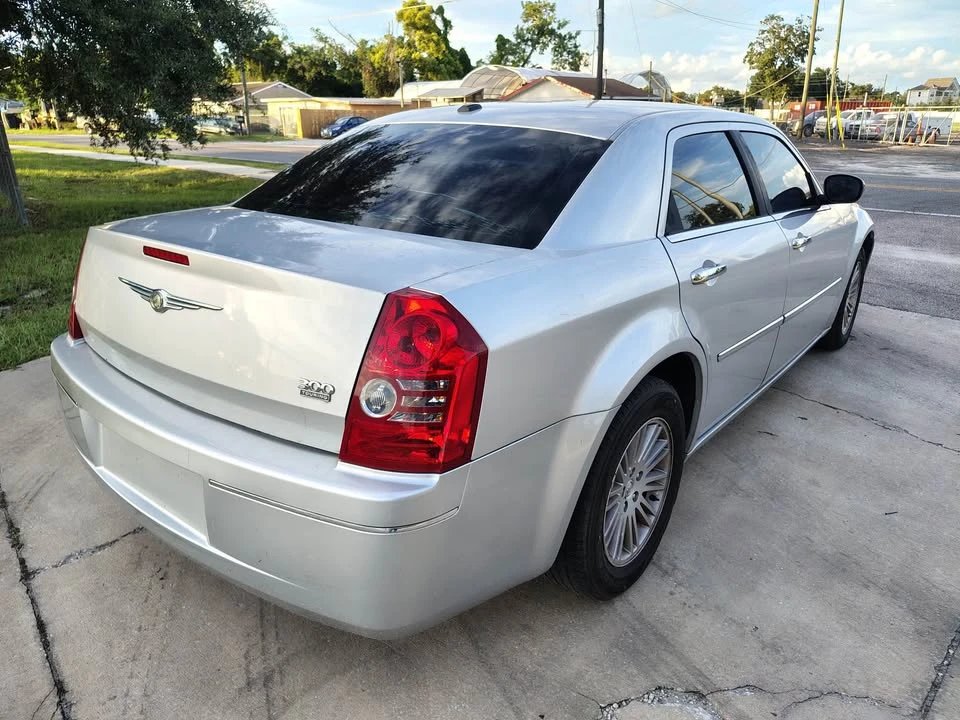 2010 Chrysler 300 (2005-2023) - Image 5 of 10