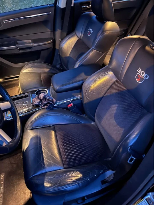 2010 Chrysler 300 (2005-2023) - Image 13 of 17