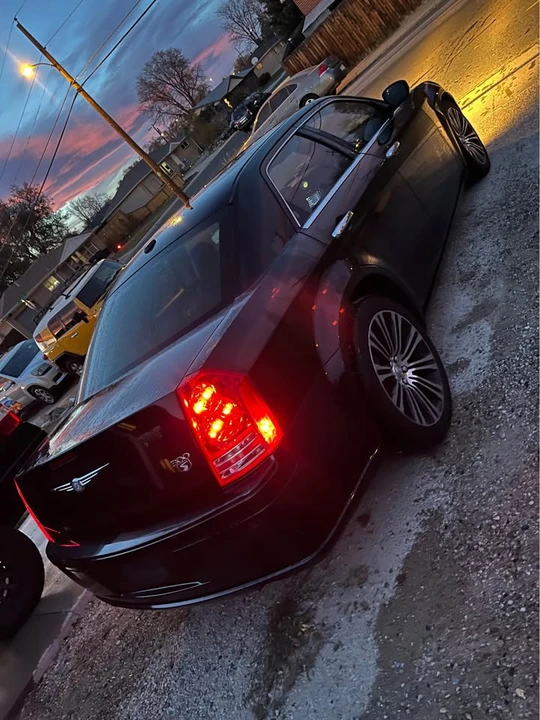 2010 Chrysler 300 (2005-2023) - Image 8 of 17