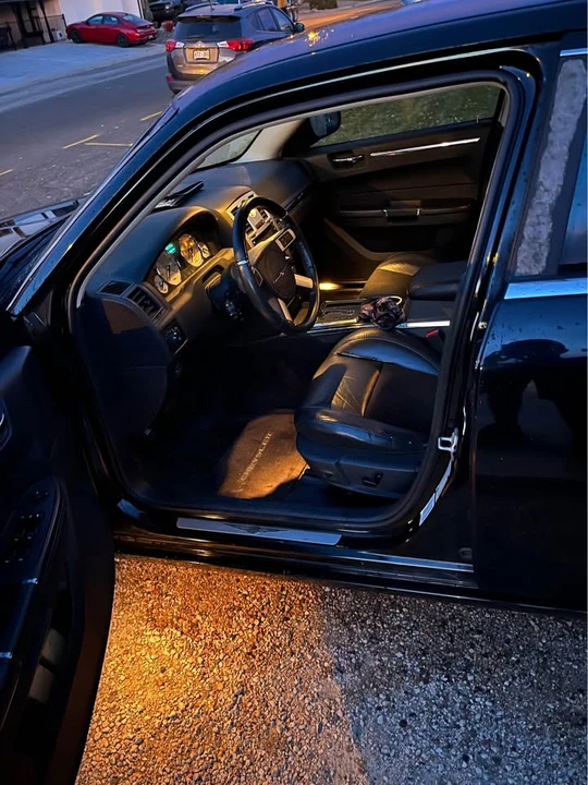 2010 Chrysler 300 (2005-2023) - Image 14 of 17