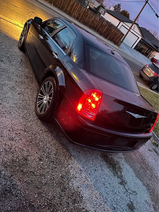 2010 Chrysler 300 (2005-2023) - Image 10 of 17