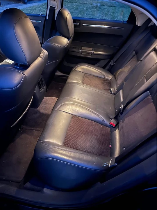 2010 Chrysler 300 (2005-2023) - Image 11 of 17