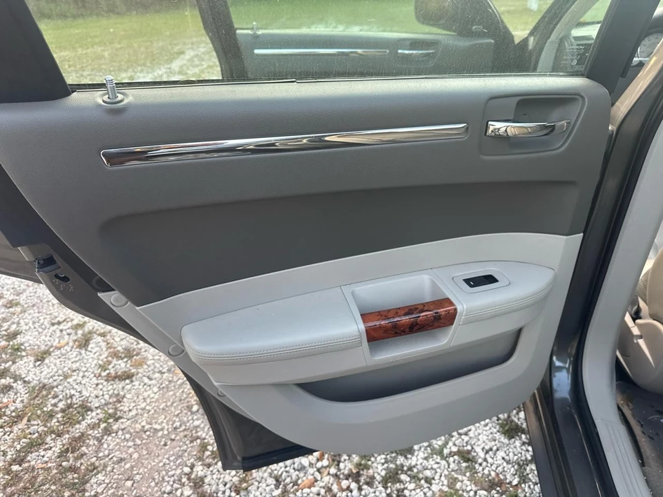 2010 Chrysler 300 (2005-2023) - Image 10 of 12