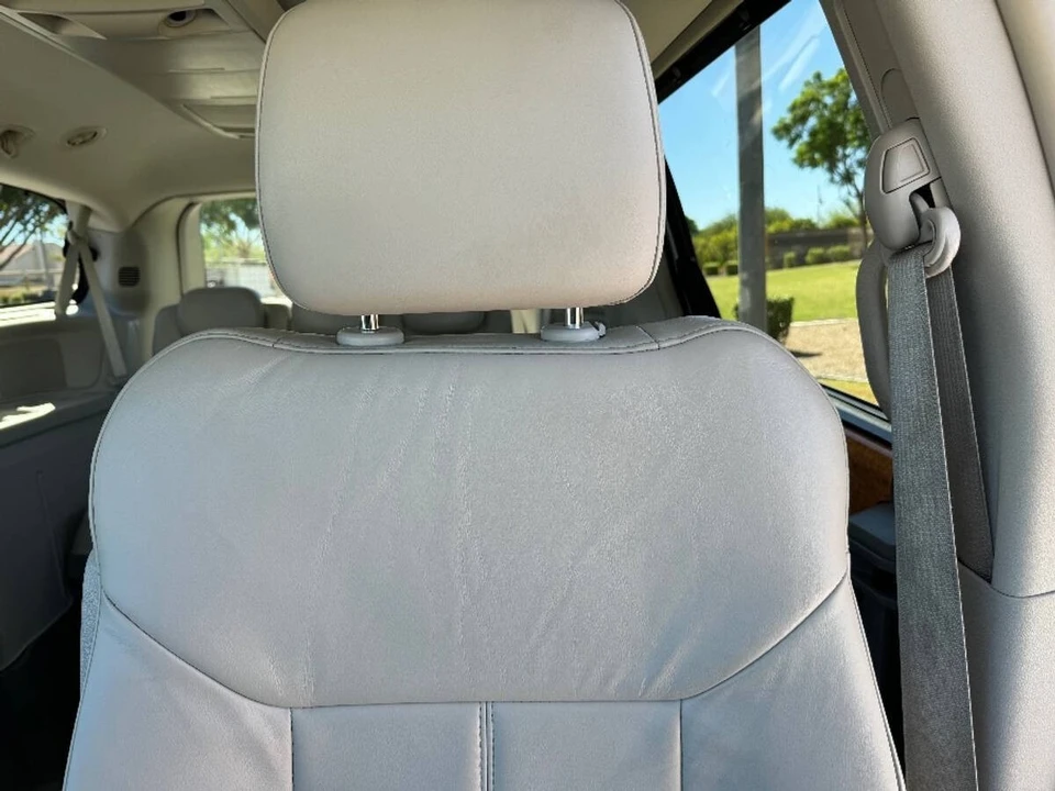 2010 Chrysler Town & Country - Image 7 of 15