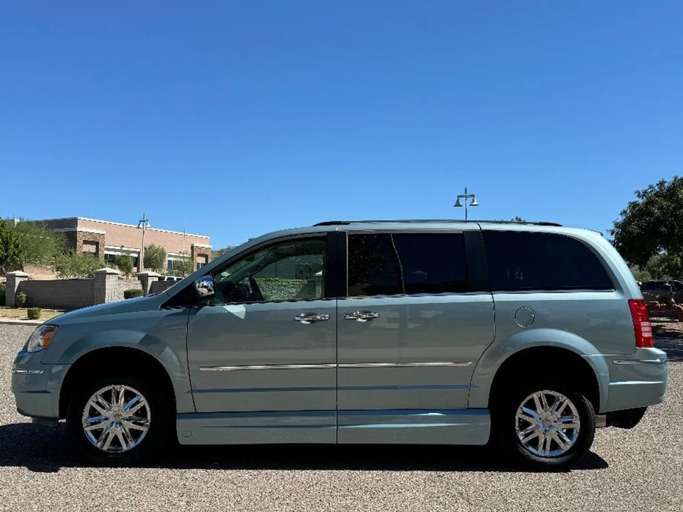2010 Chrysler Town & Country - Image 11 of 15