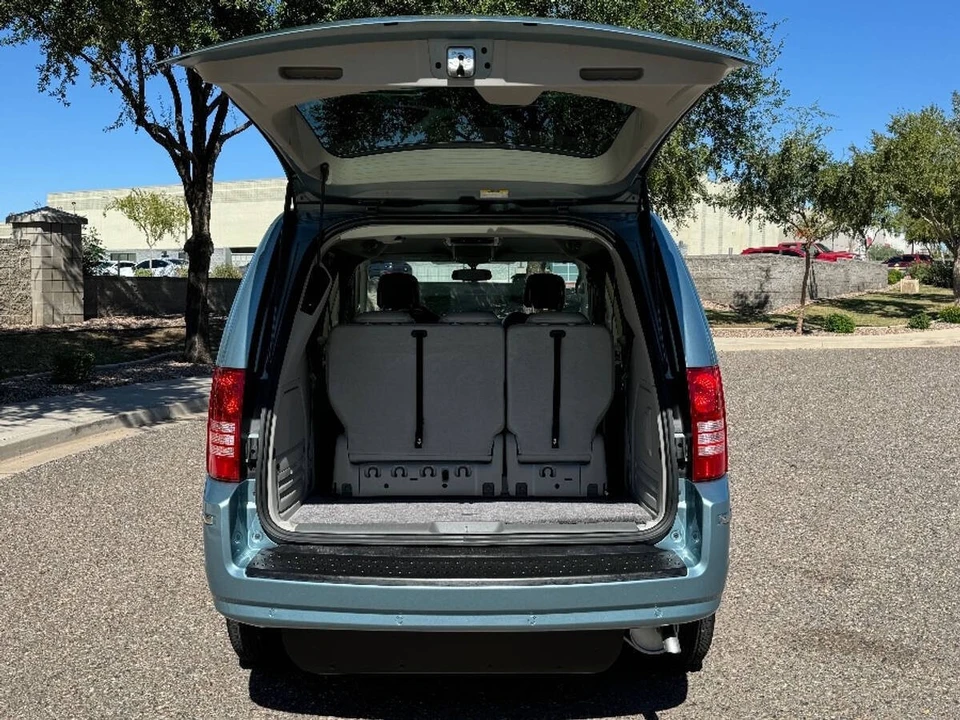2010 Chrysler Town & Country - Image 15 of 15