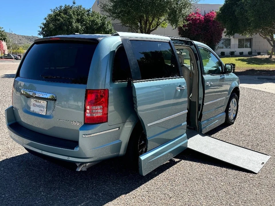 2010 Chrysler Town & Country - Image 2 of 15