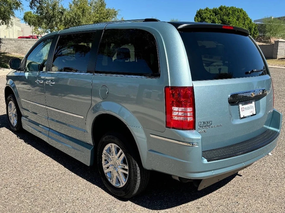 2010 Chrysler Town & Country - Image 12 of 15