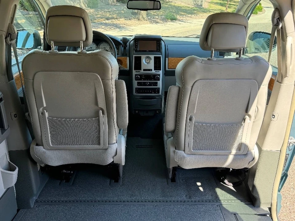 2010 Chrysler Town & Country - Image 8 of 15