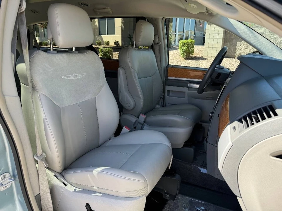 2010 Chrysler Town & Country - Image 6 of 15