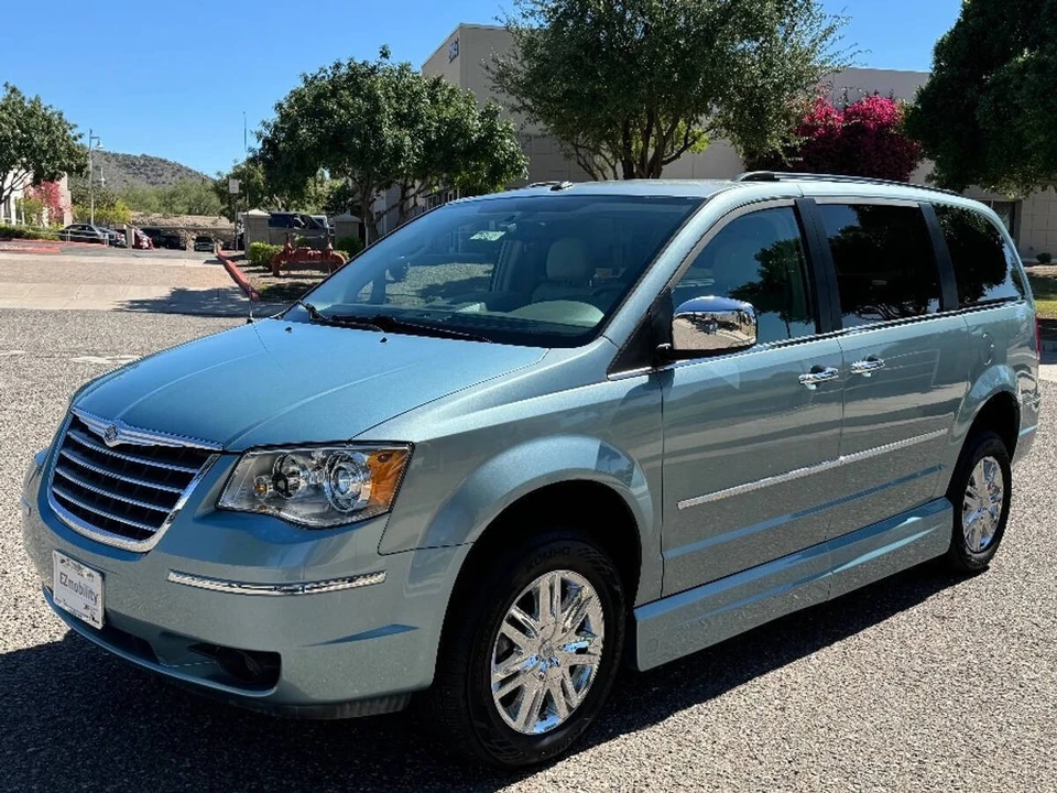 2010 Chrysler Town & Country - Image 13 of 15