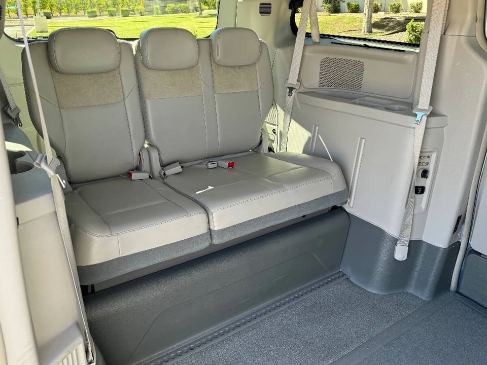 2010 Chrysler Town & Country - Image 9 of 15