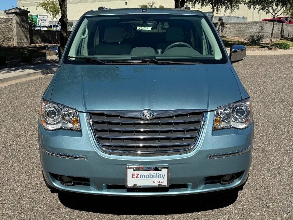 2010 Chrysler Town & Country - Image 10 of 15