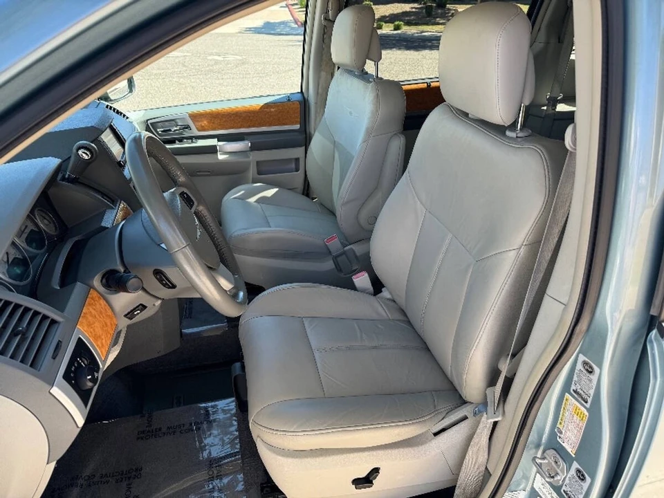 2010 Chrysler Town & Country - Image 5 of 15