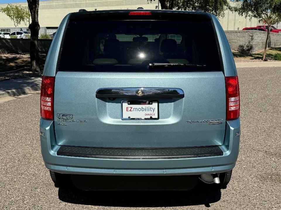 2010 Chrysler Town & Country - Image 14 of 15