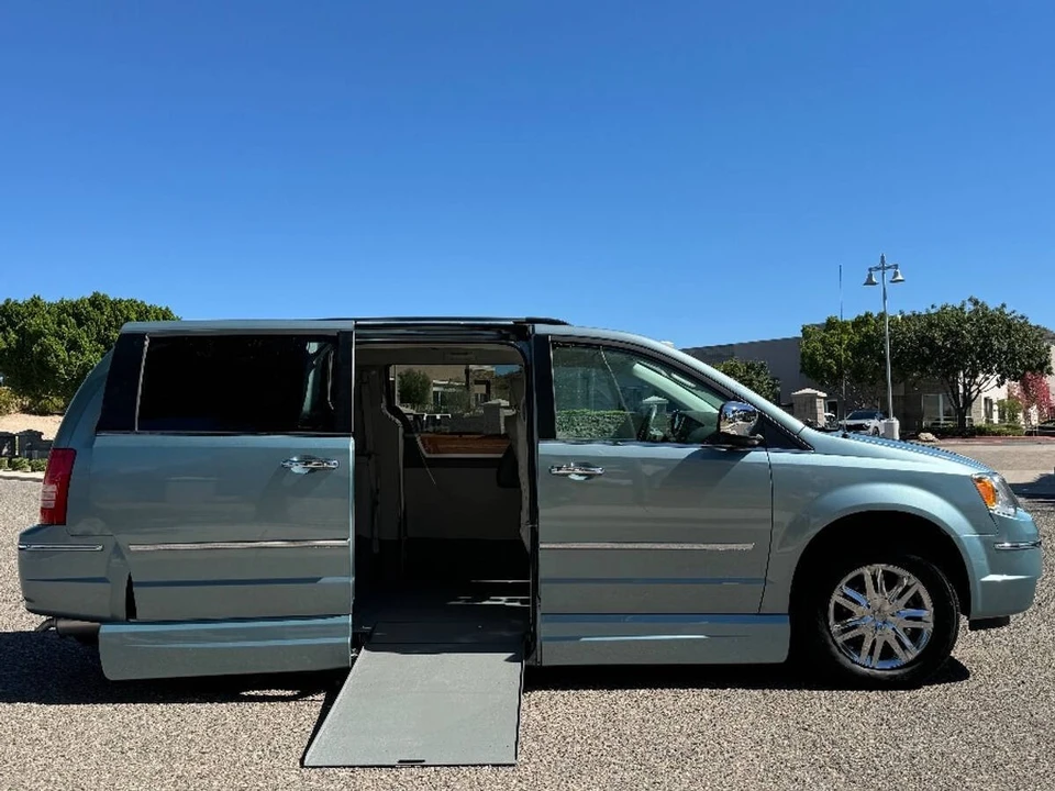 2010 Chrysler Town & Country - Image 3 of 15
