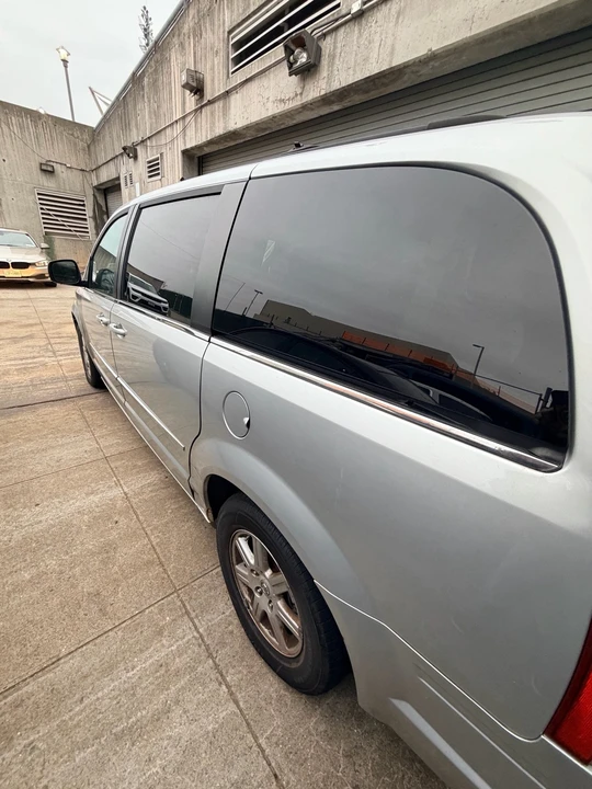 2010 Chrysler Town & Country - Image 2 of 19