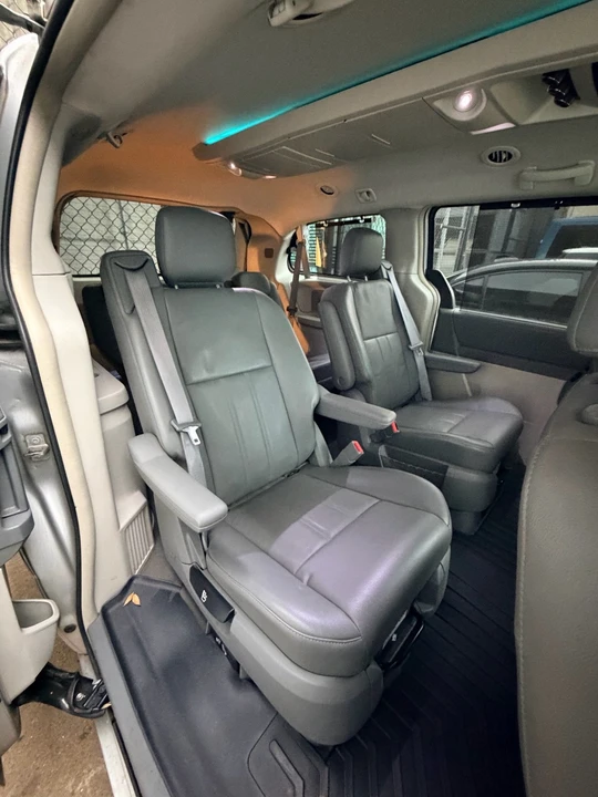 2010 Chrysler Town & Country - Image 13 of 19