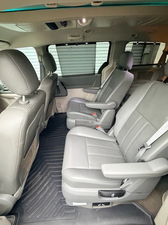 2010 Chrysler Town & Country - Image 9 of 19