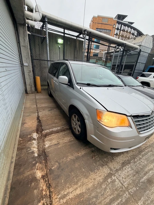 2010 Chrysler Town & Country - Image 6 of 19