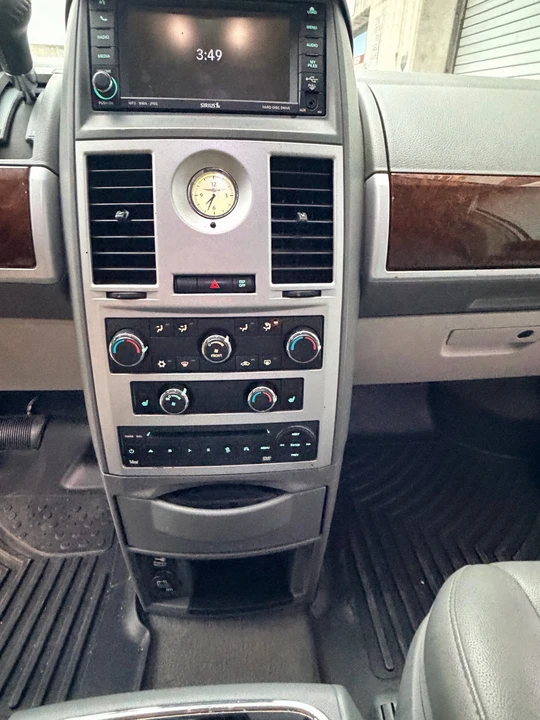 2010 Chrysler Town & Country - Image 11 of 19