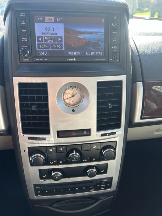 2010 Chrysler Town & Country - Image 8 of 14