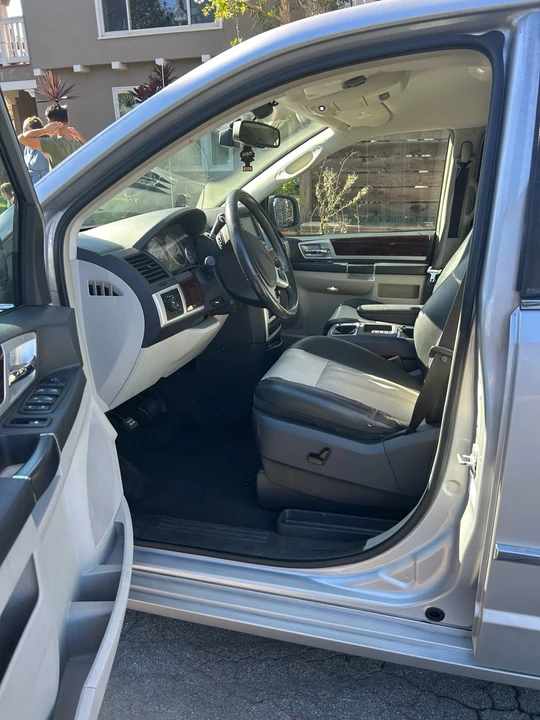 2010 Chrysler Town & Country - Image 13 of 14