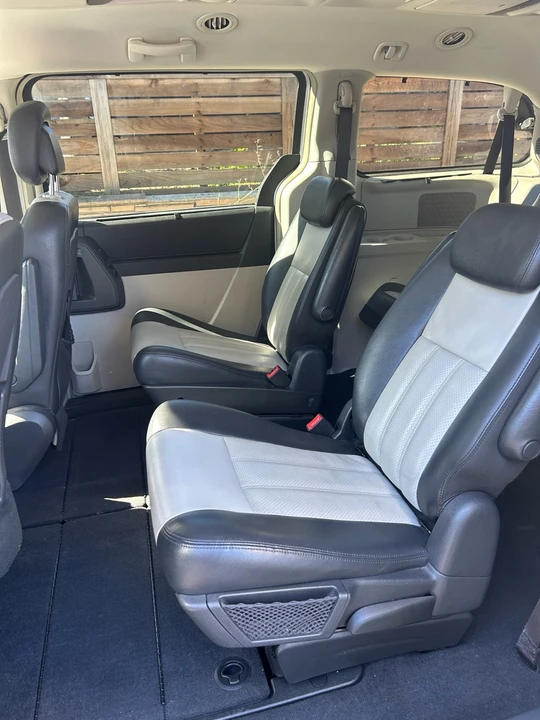 2010 Chrysler Town & Country - Image 10 of 14
