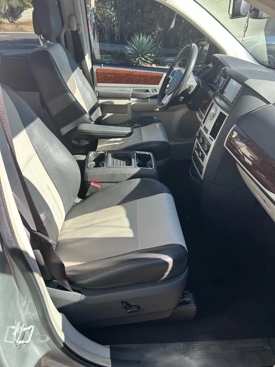 2010 Chrysler Town & Country - Image 5 of 14