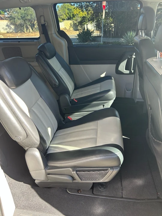 2010 Chrysler Town & Country - Image 6 of 14
