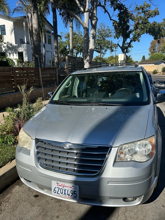 2010 Chrysler Town & Country - Image 3 of 14