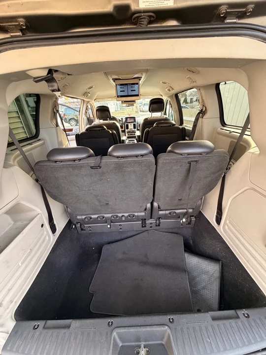 2010 Chrysler Town & Country - Image 16 of 18