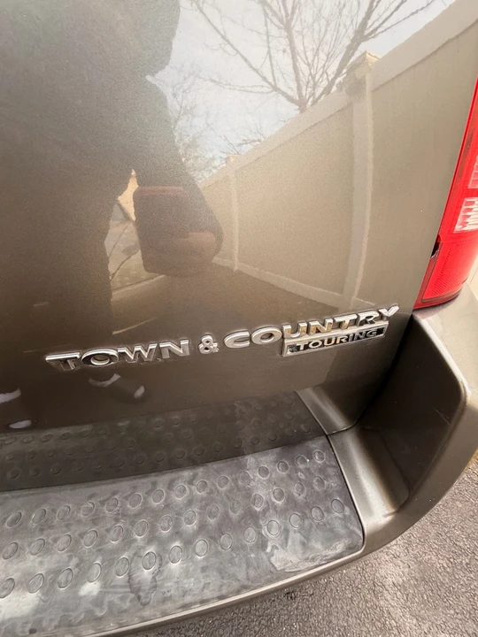 2010 Chrysler Town & Country - Image 7 of 18