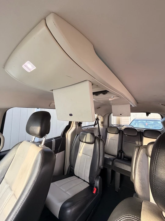 2010 Chrysler Town & Country - Image 12 of 18