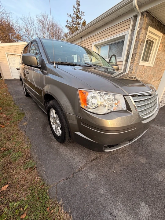 2010 Chrysler Town & Country - Image 2 of 18