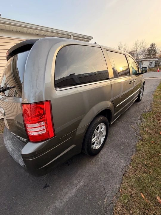 2010 Chrysler Town & Country - Image 8 of 18