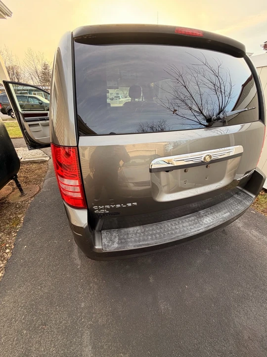 2010 Chrysler Town & Country - Image 5 of 18