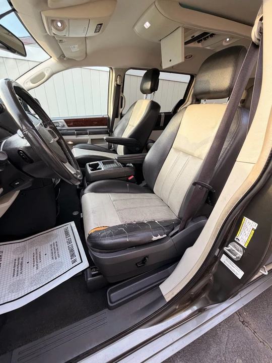 2010 Chrysler Town & Country - Image 15 of 18