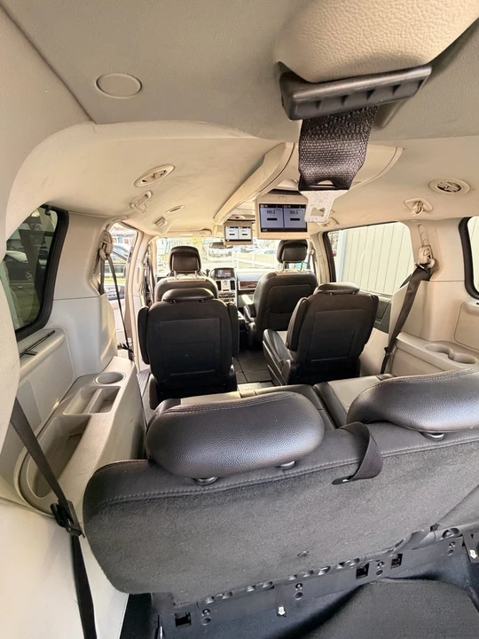 2010 Chrysler Town & Country - Image 17 of 18