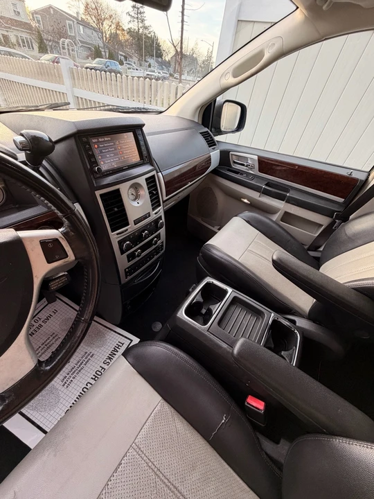 2010 Chrysler Town & Country - Image 14 of 18