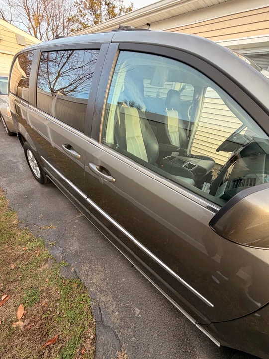 2010 Chrysler Town & Country - Image 9 of 18